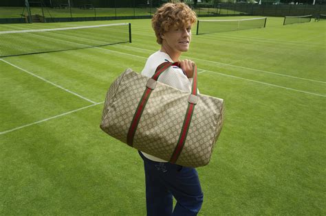 sinner e borsa gucci|Jannik Sinner in Gucci a Wimbledon fa la storia della moda di lusso.